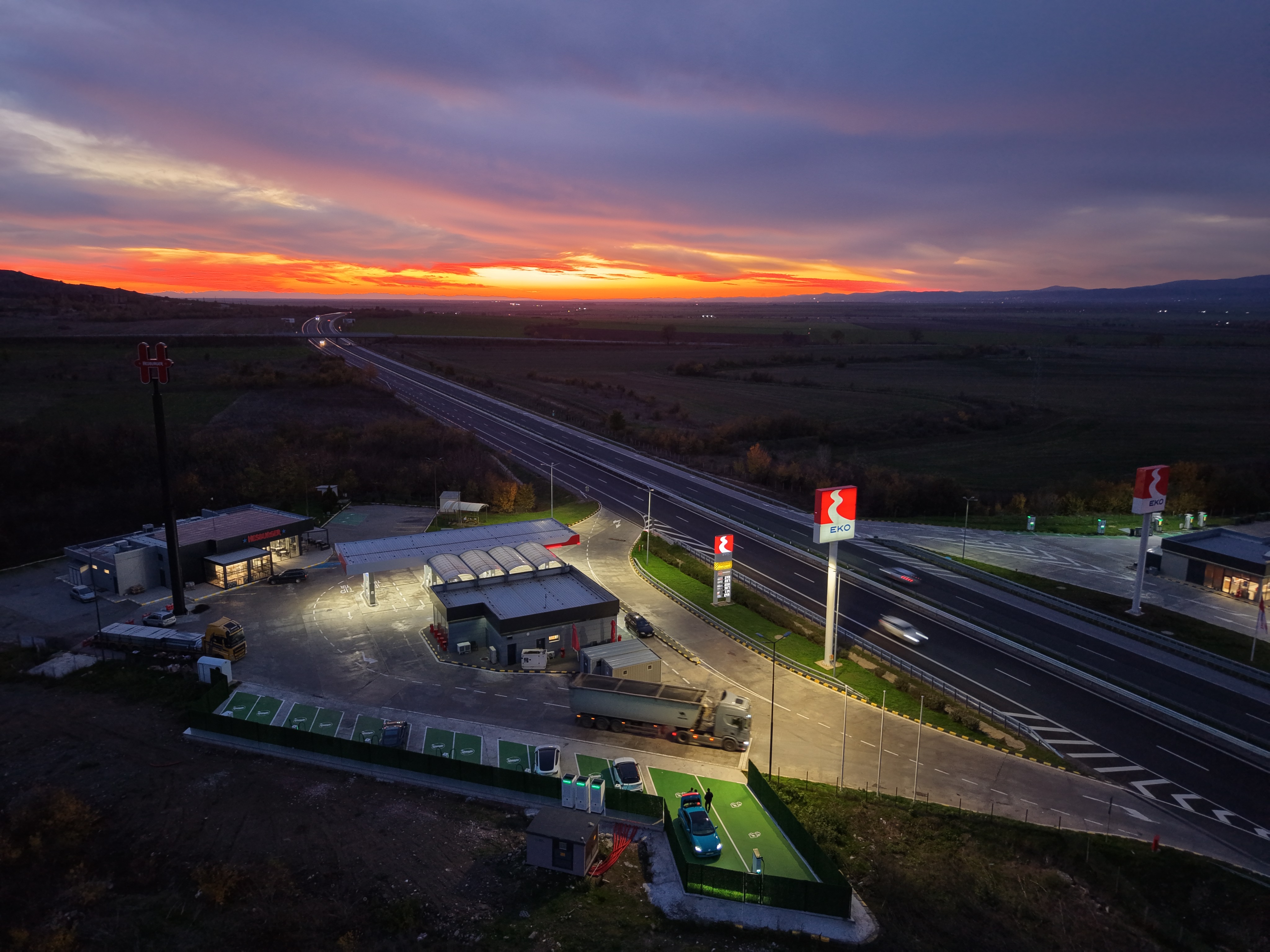 Fines Charging с първия в Източна Европа мегаватов хъб за зареждане с възможност на зареждане на камиони с MCS